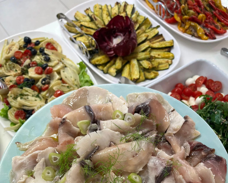 media.Slide_Buffet di antipasti e verdure. Dettaglio pesce spada in primo piano