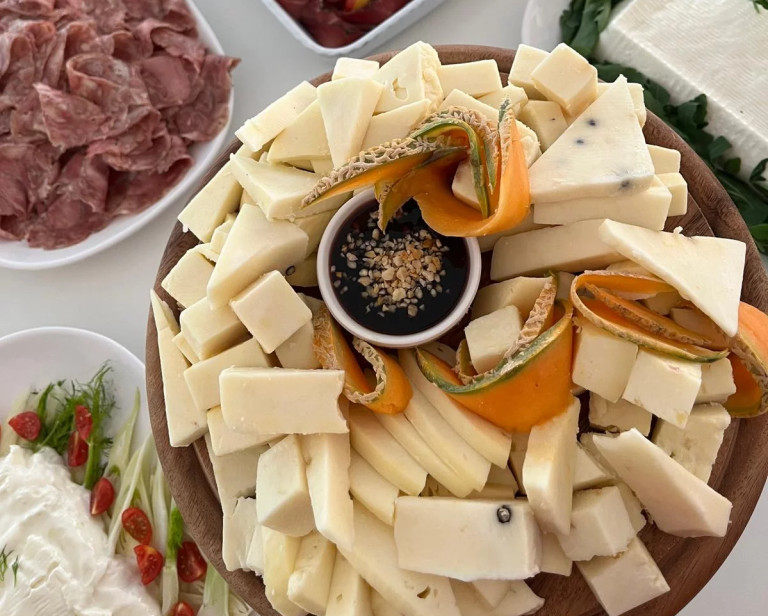 media.Slide_Buffet di antipasti hotel Abarth con salumi e formaggi in occasione della cena romagnola