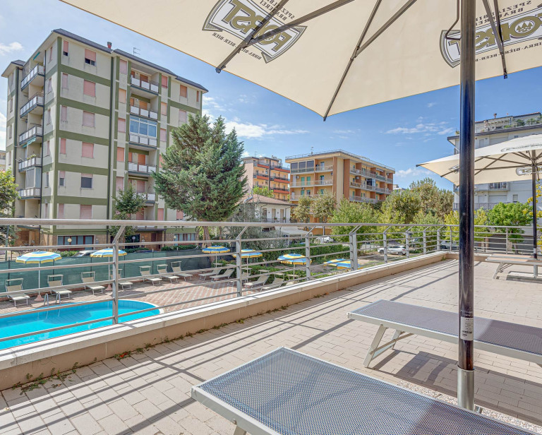 media.Slide_Piscina_9Hotel_Abarth_Cesenatico